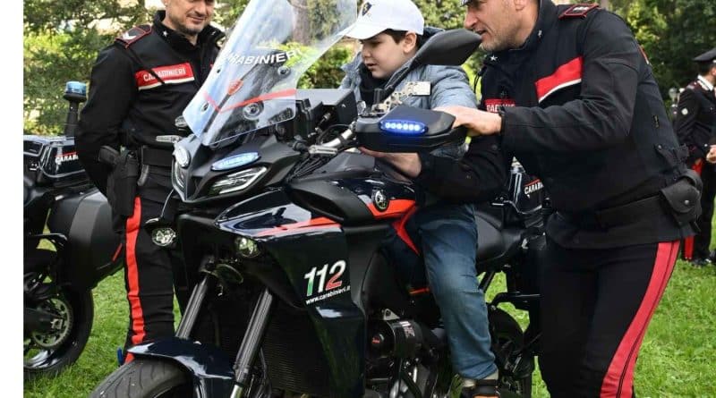 Il Comandante Generale dell’Arma dei Carabinieri, Gen. C.A. Salvatore Luongo, incontra ragazzi, famiglie ed educatori a Casale Renzi durante un evento dedicato ad autismo, inclusione e auguri di Pasqua