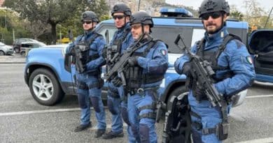 Agenti delle Uopi della Polizia di Stato con nuova divisa operativa accanto alla nuova Land Rover Defender blindata assegnata alle unità di primo intervento