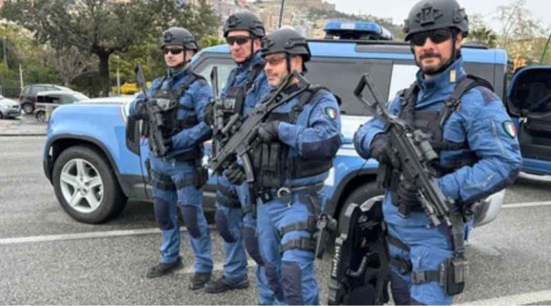 Agenti delle Uopi della Polizia di Stato con nuova divisa operativa accanto alla nuova Land Rover Defender blindata assegnata alle unità di primo intervento