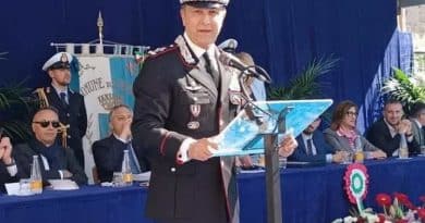 Il comandante generale dei Carabinieri Salvatore Luongo riceve la cittadinanza onoraria di Carinola durante la cerimonia pubblica con autorità, cittadini e studenti presenti in piazza