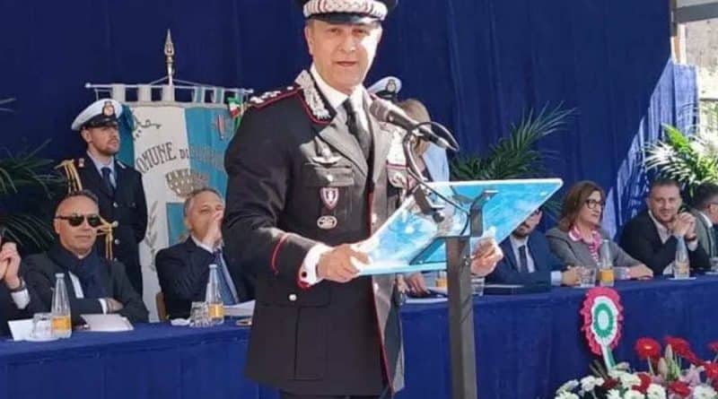 Il comandante generale dei Carabinieri Salvatore Luongo riceve la cittadinanza onoraria di Carinola durante la cerimonia pubblica con autorità, cittadini e studenti presenti in piazza
