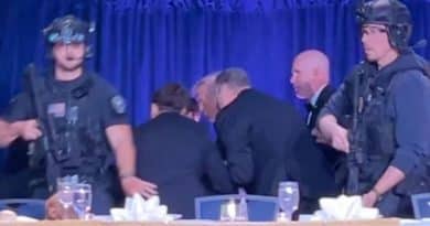 Donald Trump evacuato dal Secret Service durante la cena dei corrispondenti della Casa Bianca al Washington Hilton dopo gli spari nella lobby