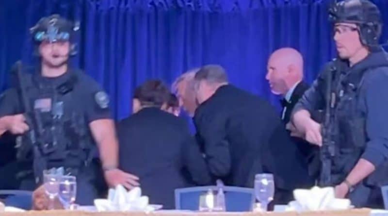 Donald Trump evacuato dal Secret Service durante la cena dei corrispondenti della Casa Bianca al Washington Hilton dopo gli spari nella lobby