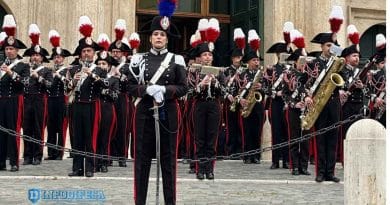La Banda Musicale dell’Arma dei Carabinieri si esibisce in Piazza di Montecitorio a Roma durante l’iniziativa Montecitorio a porte aperte del 12 aprile 2026