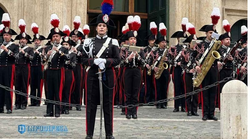 La Banda Musicale dell’Arma dei Carabinieri si esibisce in Piazza di Montecitorio a Roma durante l’iniziativa Montecitorio a porte aperte del 12 aprile 2026