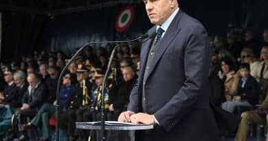 Cerimonia dell’Aeronautica Militare a Napoli sul lungomare Caracciolo con il giuramento dei 140 allievi del Corso Grifo VI durante il 103° anniversario della Forza Armata