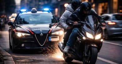 Auto dei carabinieri durante un inseguimento urbano ad alta velocità, simbolo del dibattito giuridico sul caso Ramy Elgaml, sull’uso della forza e sulla responsabilità negli interventi di polizia