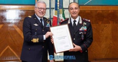 Il Generale Antonio Conserva conferisce al Generale Salvatore Luongo il brevetto di Osservatore dall’aeroplano ad honorem a Palazzo Aeronautica