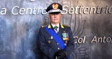 Bruno Bartoloni assume il Comando interregionale della Guardia di finanza dell’Italia centro settentrionale a Firenze durante la cerimonia di avvicendamento con Riccardo Rapanotti alla presenza di Andrea De Gennaro