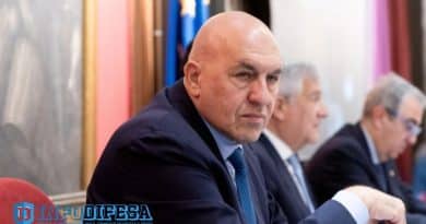 Il ministro della Difesa Guido Crosetto e il ministro degli Esteri Antonio Tajani durante l’audizione in Parlamento sul ripristino della libertà di navigazione nello Stretto di Hormuz.