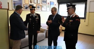 Il Generale Luongo in visita alla Stazione dei Carabinieri di Tor Bella Monaca nel giorno della memoria della Strage di Capaci, insieme a Maurizio Gasparri e alle istituzioni del Municipio VI di Roma