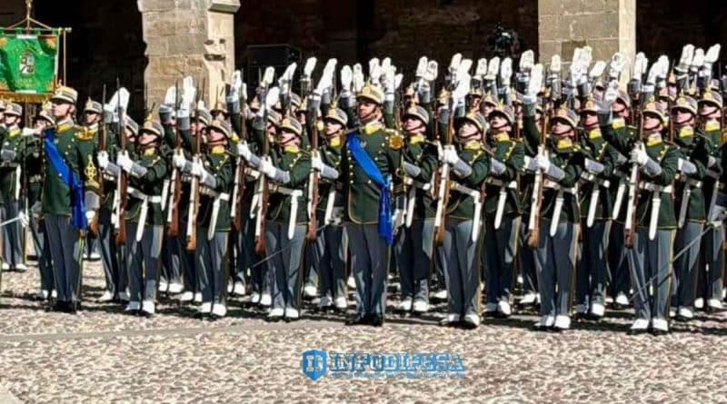 Cadetti della Guardia di Finanza durante il giuramento solenne a Bergamo in Piazza della Cittadella, davanti ad autorità civili e militari