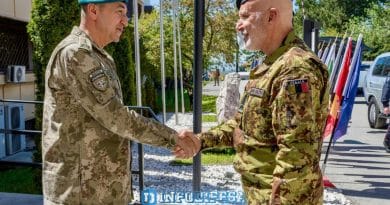 Soldati KFOR in Kosovo durante una visita ufficiale NATO a Pristina, mentre cresce il dibattito su costi della missione e possibile disimpegno degli Stati Uniti