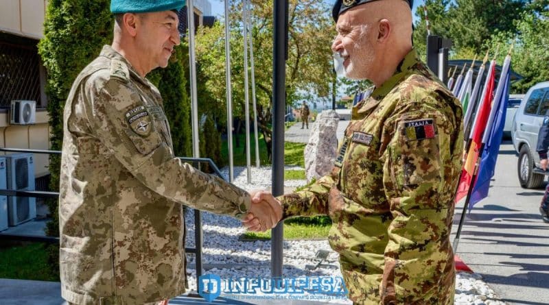 Soldati KFOR in Kosovo durante una visita ufficiale NATO a Pristina, mentre cresce il dibattito su costi della missione e possibile disimpegno degli Stati Uniti