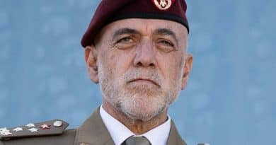 Nuova tuta mimetica dell’Esercito italiano con tonalità grigie pensata per combattimenti urbani e in tunnel, nel quadro della trasformazione con droni e stampanti 3D ai reparti