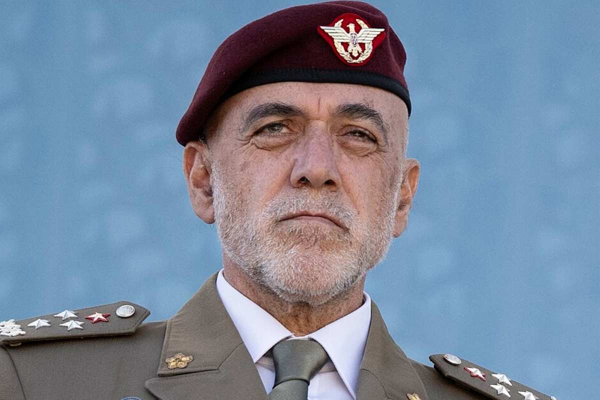 Da oggi nuova mimetica dell’Esercito italiano, più grigia e pensata per città e tunnel. Masiello “droni nello zaino e stampanti 3D ai reparti”