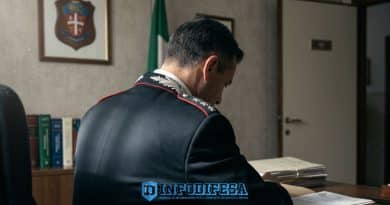 Ufficiale dei Carabinieri di spalle in caserma, simbolo dell’allarme USIC per i congedi in crescita e il passaggio al settore privato