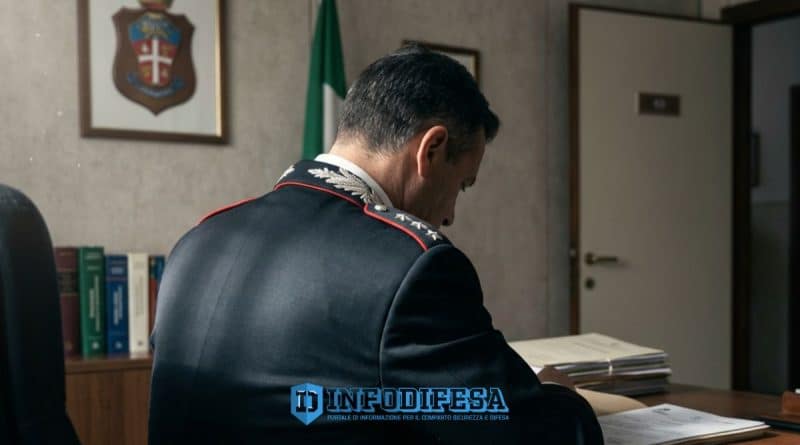 Ufficiale dei Carabinieri di spalle in caserma, simbolo dell’allarme USIC per i congedi in crescita e il passaggio al settore privato