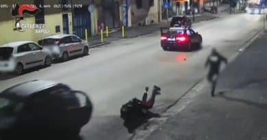 Il maresciallo dei carabinieri Gianluca Abbinante blocca a terra il rapinatore armato durante la rapina avvenuta a Chiaiano