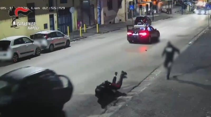 Il maresciallo dei carabinieri Gianluca Abbinante blocca a terra il rapinatore armato durante la rapina avvenuta a Chiaiano