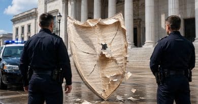 Poliziotti indagati dopo un intervento di servizio: lo scudo penale non impedisce il procedimento e lascia gli operatori esposti al peso mediatico e giudiziario