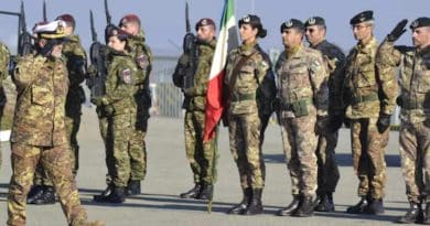 Militari italiani della KFOR in Kosovo durante una missione NATO nei Balcani, simbolo del lungo impegno dell’Italia e del dibattito sul ritorno strategico, politico ed economico dopo oltre 26 anni di presenza.