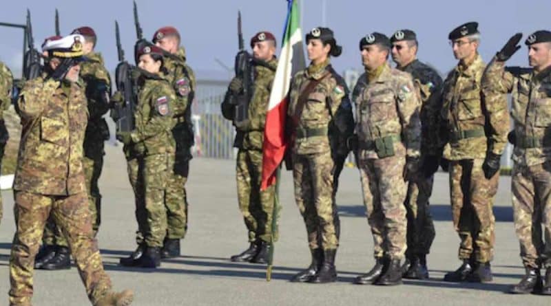 Militari italiani della KFOR in Kosovo durante una missione NATO nei Balcani, simbolo del lungo impegno dell’Italia e del dibattito sul ritorno strategico, politico ed economico dopo oltre 26 anni di presenza.