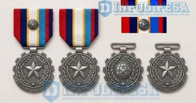 Documento ufficiale con la nuova Medaglia al merito di Veterano della Difesa, il nastrino, la spilla e la Medaglia al merito di Veterano delle missioni internazionali.