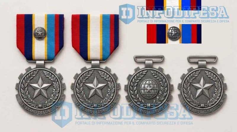 Documento ufficiale con la nuova Medaglia al merito di Veterano della Difesa, il nastrino, la spilla e la Medaglia al merito di Veterano delle missioni internazionali.