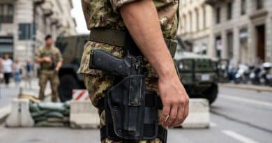 Pistola in fondina durante servizio militare con assenza del correggiolo di sicurezza