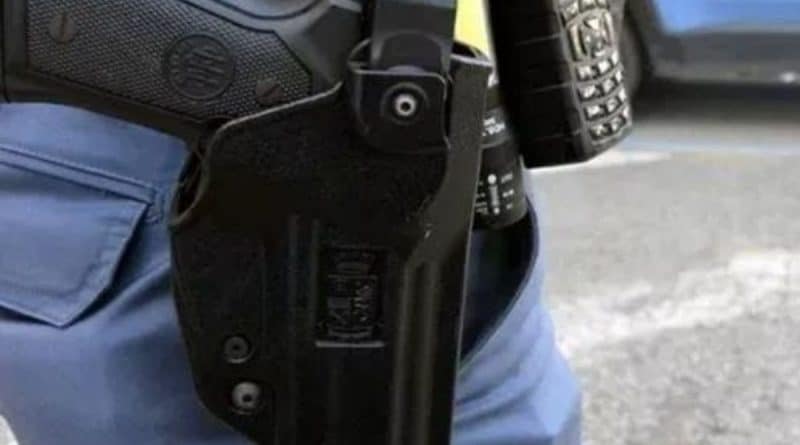 Via Bossolaro a Milano, dove un 23enne avrebbe sfilato la pistola d’ordinanza a un agente fuori servizio facendo partire un colpo senza feriti