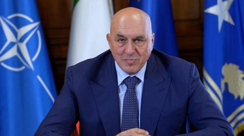 Il ministro della Difesa Guido Crosetto interviene agli imprenditori di Confindustria Toscana Centro e Costa parlando di cyberattacchi, droni, sicurezza nazionale e rischi per economia e imprese italiane.